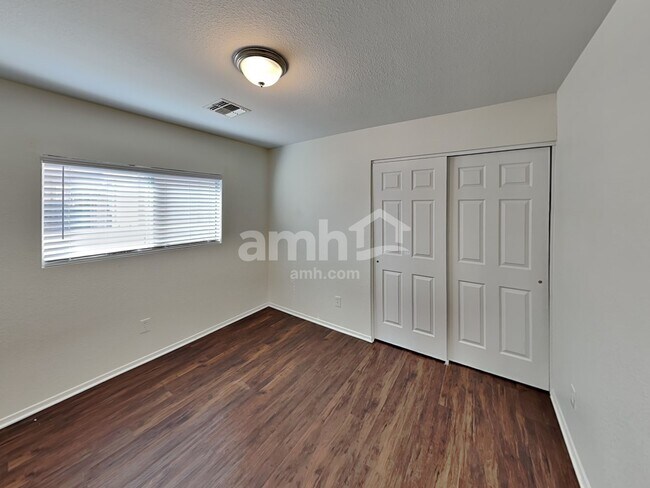 Building Photo - 286 E Mountain Alder St