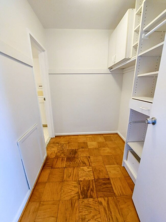 Building Photo - Lovely Studio Apartment in Highly-Sought G...