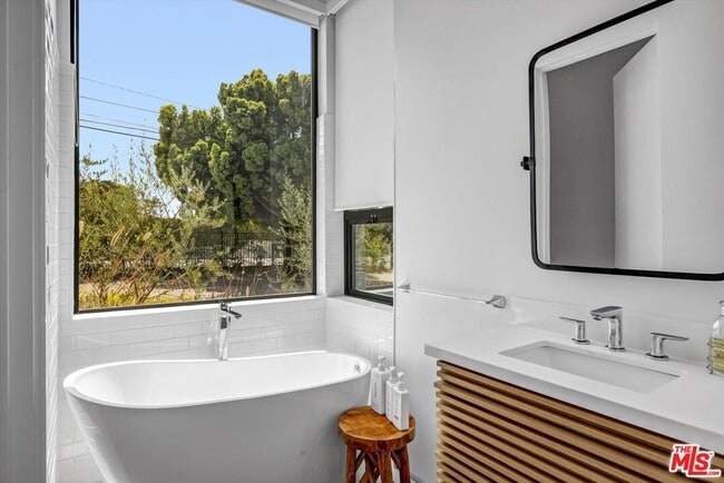 Building Photo - 6656 Dume Dr