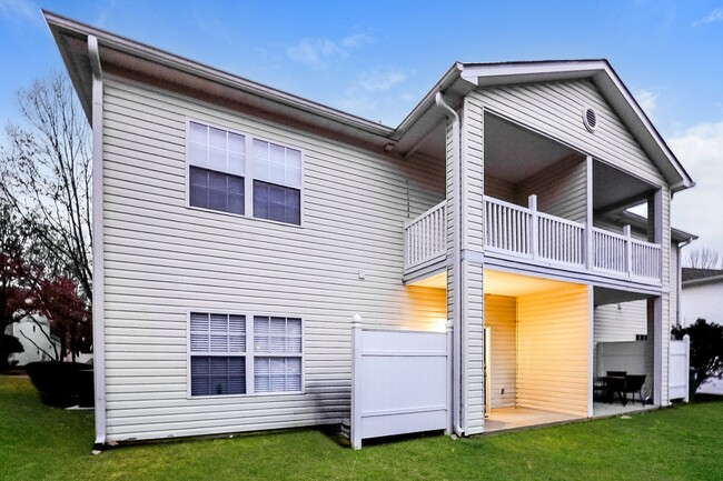 Building Photo - Available now! Lake-area living, 2 Bedroom Apartment