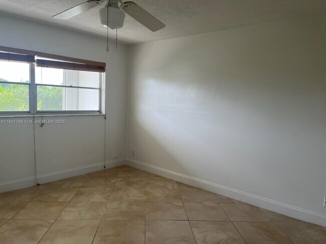 Building Photo - 950 Hillcrest Dr