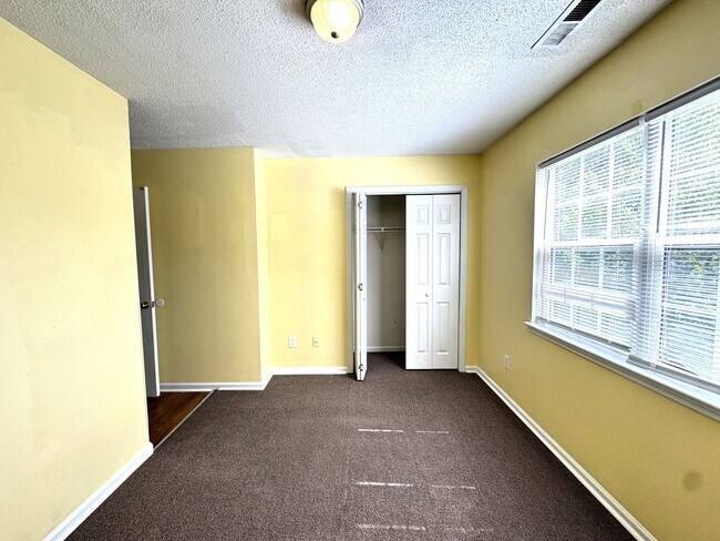 Building Photo - 2BR/2.5 Bath Townhome Minutes to Camp Lejuene