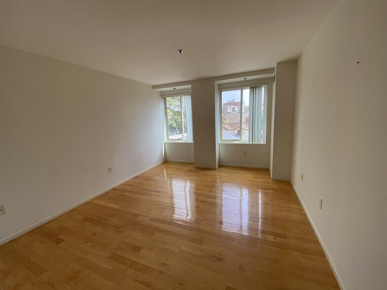 Building Photo - 931 Massachusetts Ave