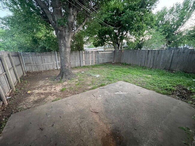 Building Photo - 930-932 Lindy Court
