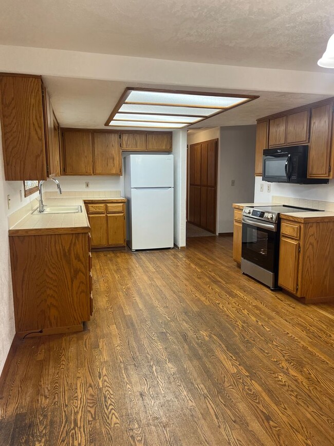 Building Photo - 3 Bedroom 2 Bath House