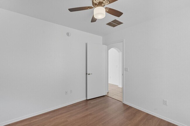 Building Photo - Bright & Inviting Tucson Home Near Davis-M...