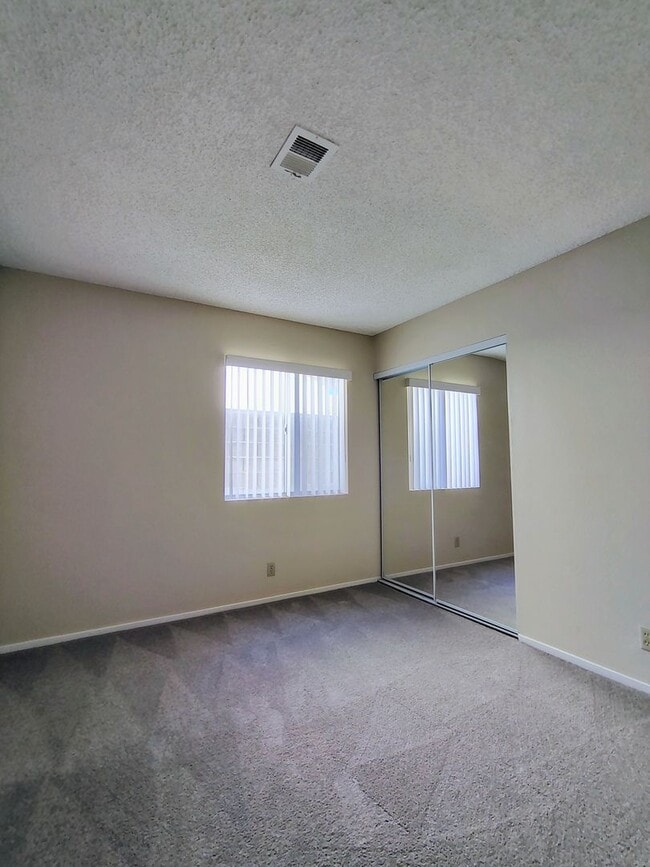 Building Photo - The Lakes Single Story!