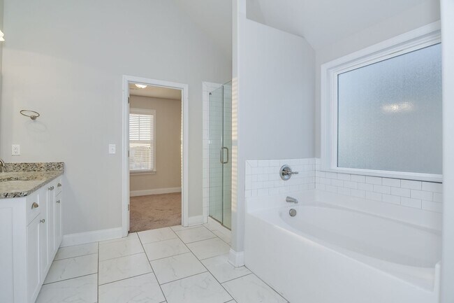 Building Photo - Large House in Grovetown!