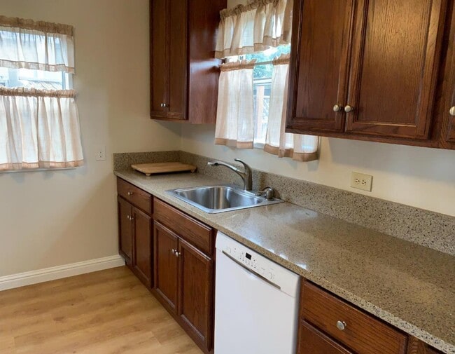 Building Photo - 1564 Hemlock Ave