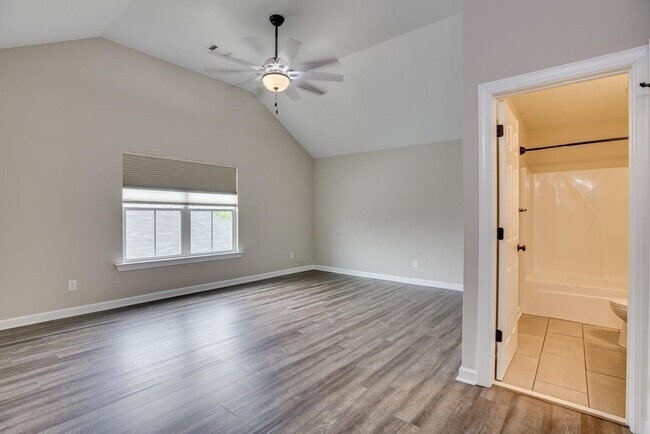 Building Photo - 233 Carlow Dr