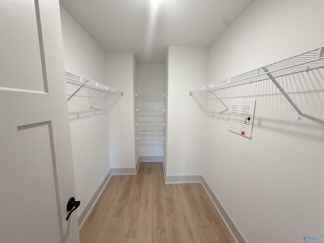 Building Photo - 18 Whispering Oak Dr SW