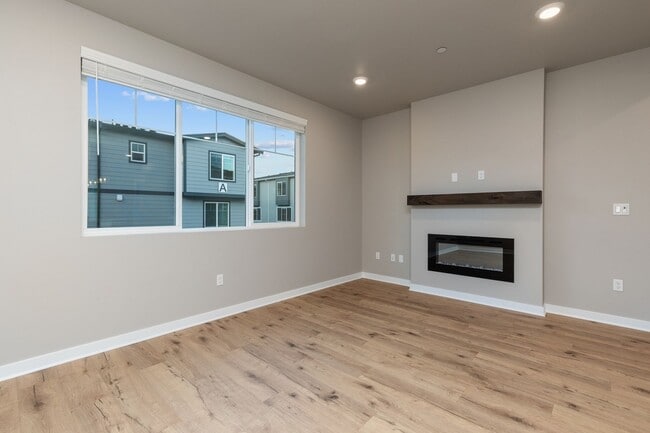 Building Photo - Modern 3 Bedroom Townhome with Designer Finishes in Lynnwood