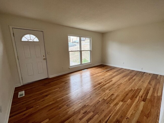 Building Photo - Newly renovated 3bed/2bath in east ridge for Rent!