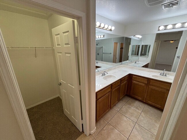 Building Photo - Gorgeous 3bed/1bath w/ 2 Car Garage located in Henderson!