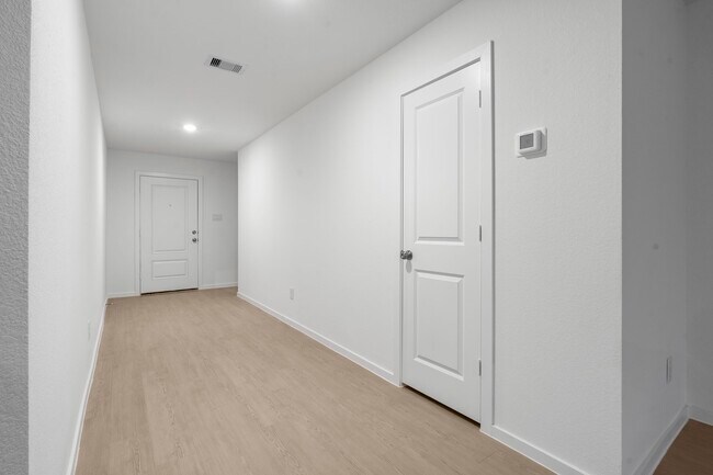 Building Photo - 25373 Carnation Ct