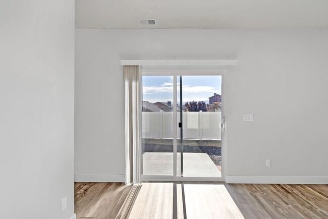 Building Photo - Stylish & Move-In Ready Homes in the Desir...