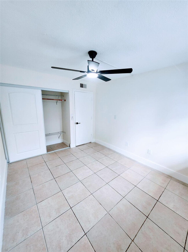 Building Photo - 793 NE 206th St