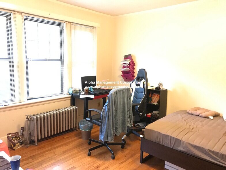 Building Photo - 349 Pleasant St