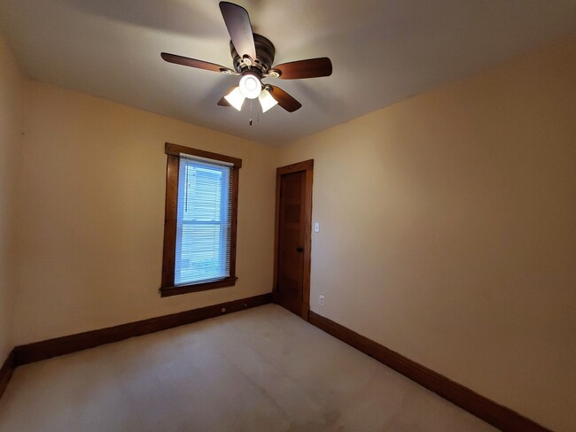 Building Photo - Adorable Pet Friendly House in Oelwein! 2n...