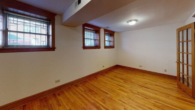 Building Photo - 3912 N Greenview Ave