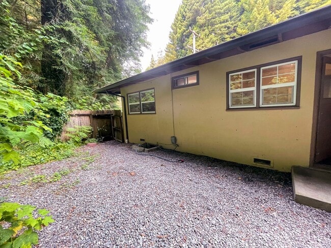 Building Photo - Enjoy Modern Living in this Upgraded home in a wooded area!