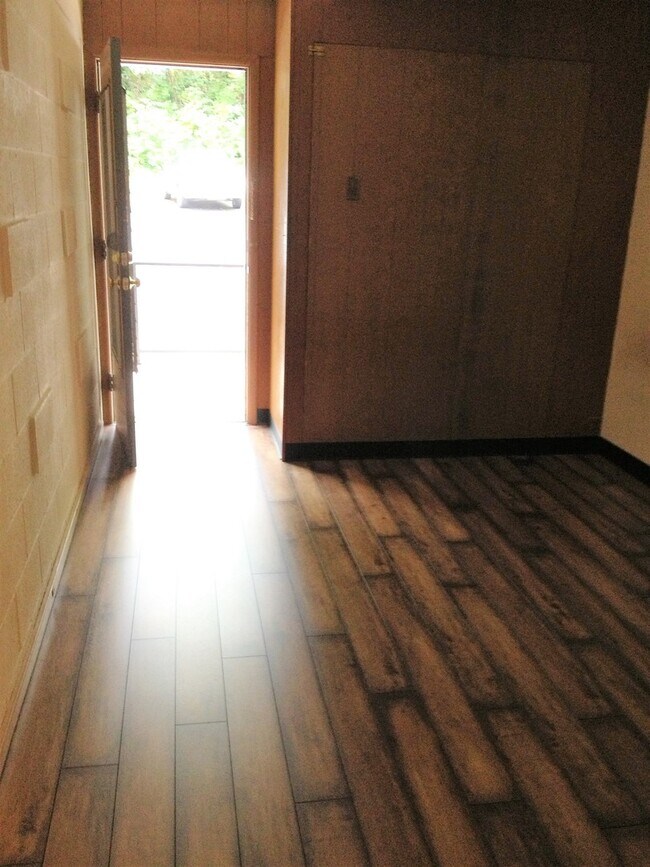 Building Photo - 1BR/1BA Unit in Great Location Close to Downtown & Schools! AVAIL. AUG 1, 2026