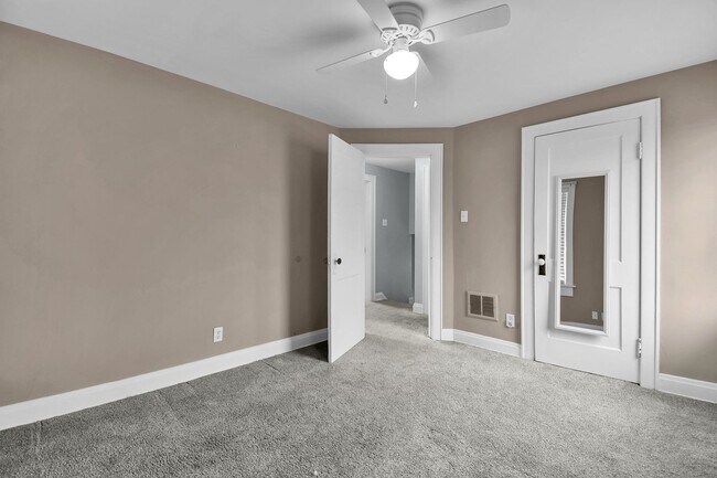 Building Photo - 626 E Jenkins Ave