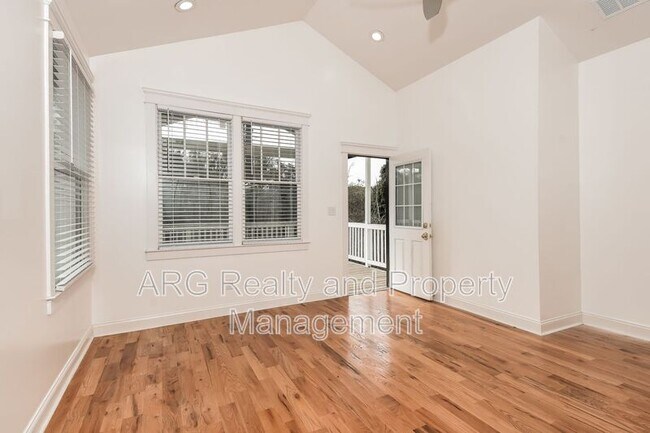 Building Photo - 2215 Lang Dr SW