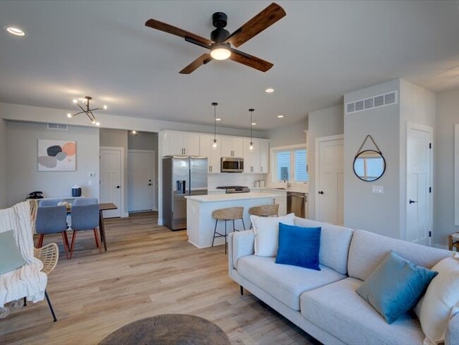 Building Photo - 4880 Romaine Rd