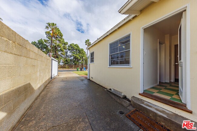 Building Photo - 785 El Medio Ave