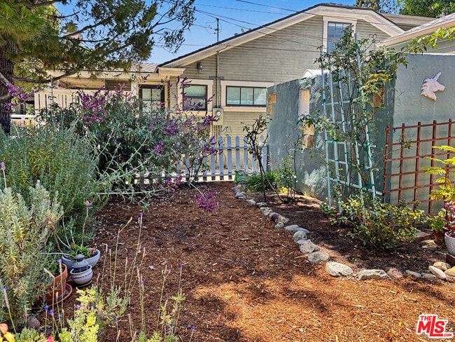 Building Photo - 2139 Holly Dr
