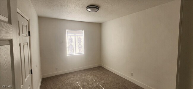 Building Photo - 1608 E McDonald Ave