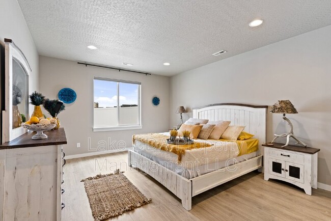 Building Photo - 5673 W Rockingham Dr