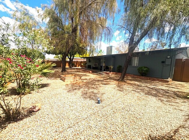 Building Photo - 1248 E Bishop Dr