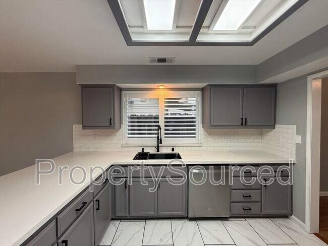 Building Photo - 428 Phoenix Ave