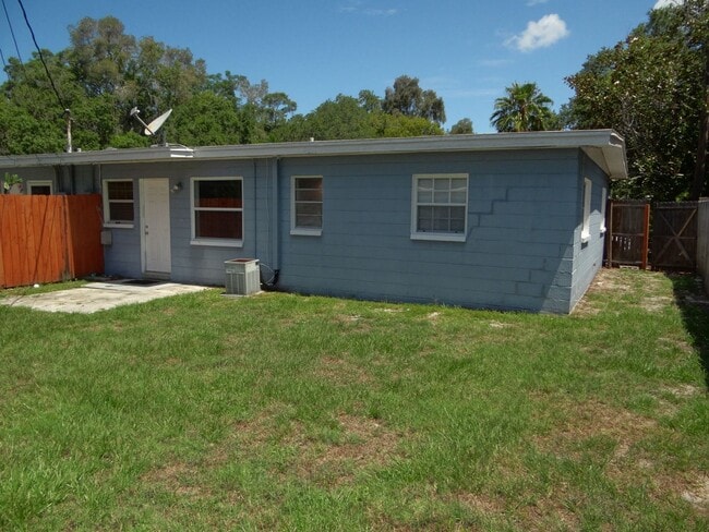 Building Photo - 2 bed, 1.5  bath in a quiet neighborhood