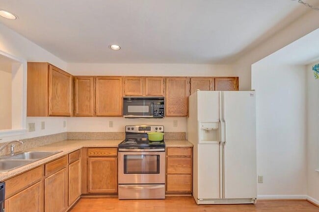 Building Photo - River Run Townhome With Large Finished Basement