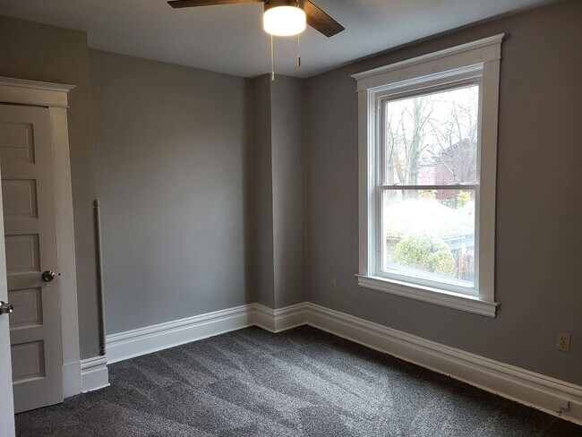 Building Photo - Large 4 Bedroom in Bellevue! Available June
