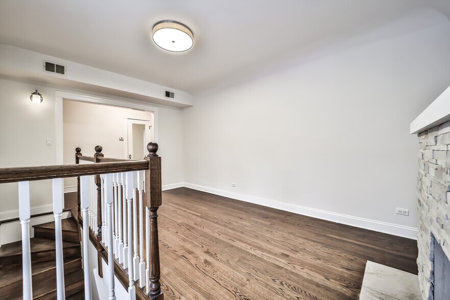 Building Photo - 734 W Waveland Ave