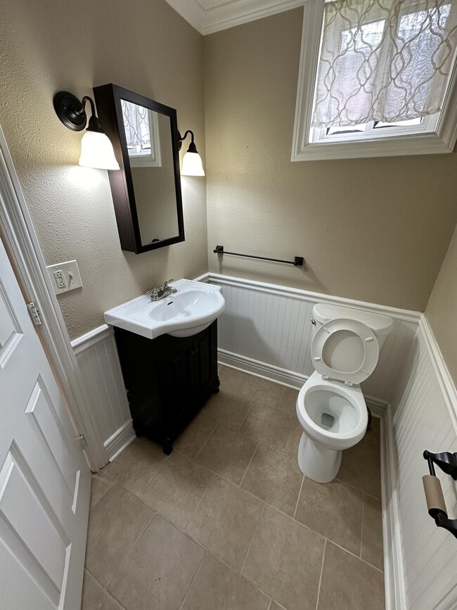 Building Photo - 708 4th Ave S