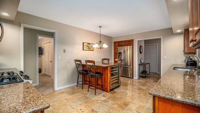 Building Photo - 886 Arthur Dr