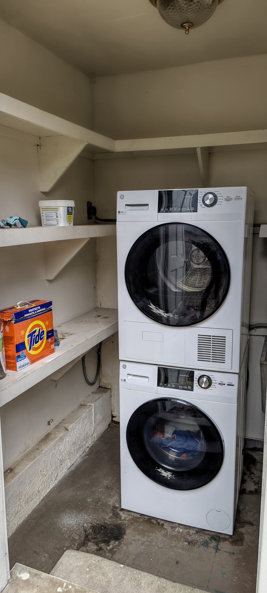 Building Photo - 701 6th Ave