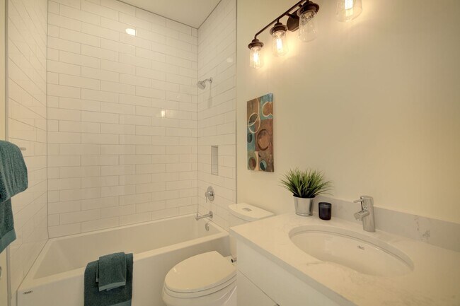 Building Photo - 3bd/2.5ba Seattle Townhome