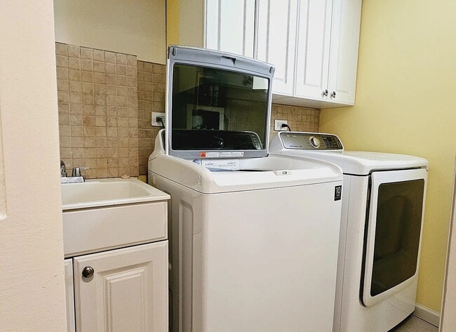 Building Photo - Upscale Living at Its Finest