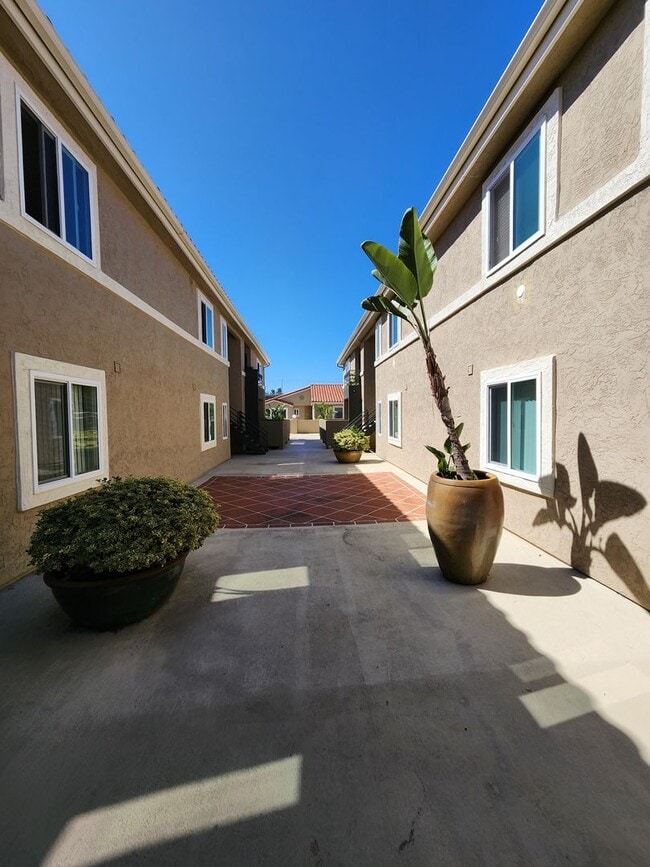 Building Photo - 2 Bedroom Upper Unit in UTC