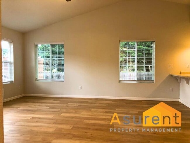 Building Photo - Wont Last Long---- 3 bed 2 Bath fenced back yard