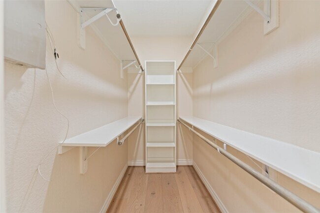 Building Photo - 2631 Persa St
