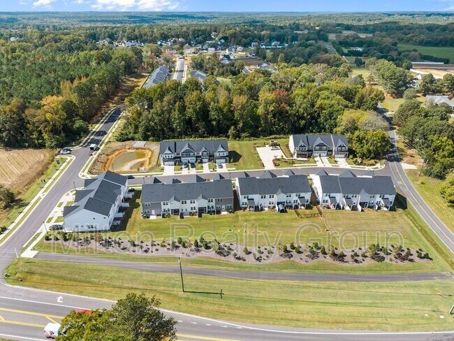 Building Photo - 63 Village Edge Dr