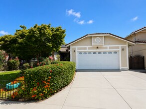 Building Photo - Welcome to this stunning 4 bedroom  bathroom home located in Fremont