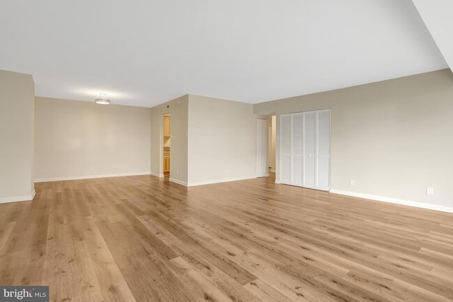 Building Photo - 3800 Fairfax Dr